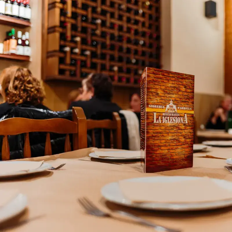 Comedor interior de La Iglesiona con mesas preparadas
