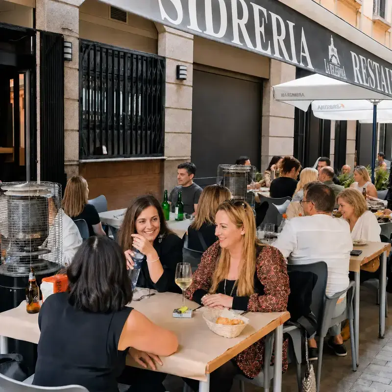 Terraza de La Iglesiona en Calle Begoña, Gijón, con comensales y sin elementos de obra