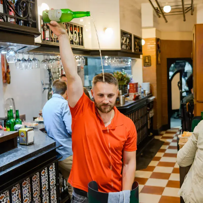 Servicio de sidra en el interior de La Iglesiona