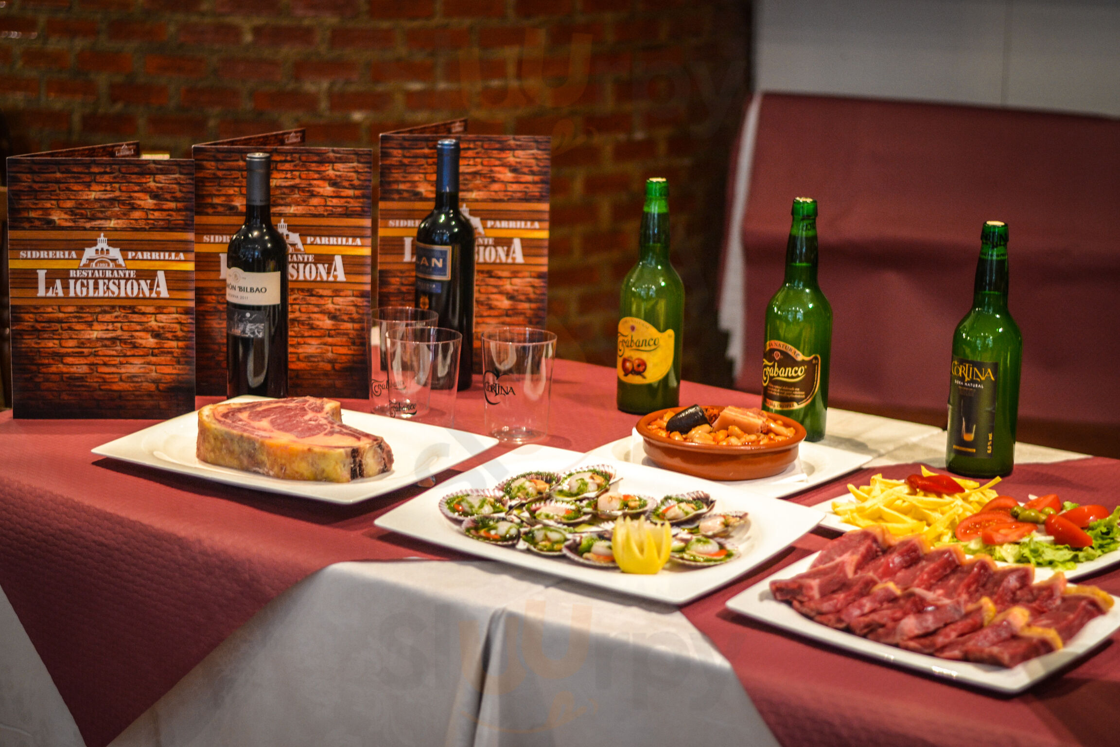 Mesa de La Iglesiona con cocina casera, sidra y platos para compartir