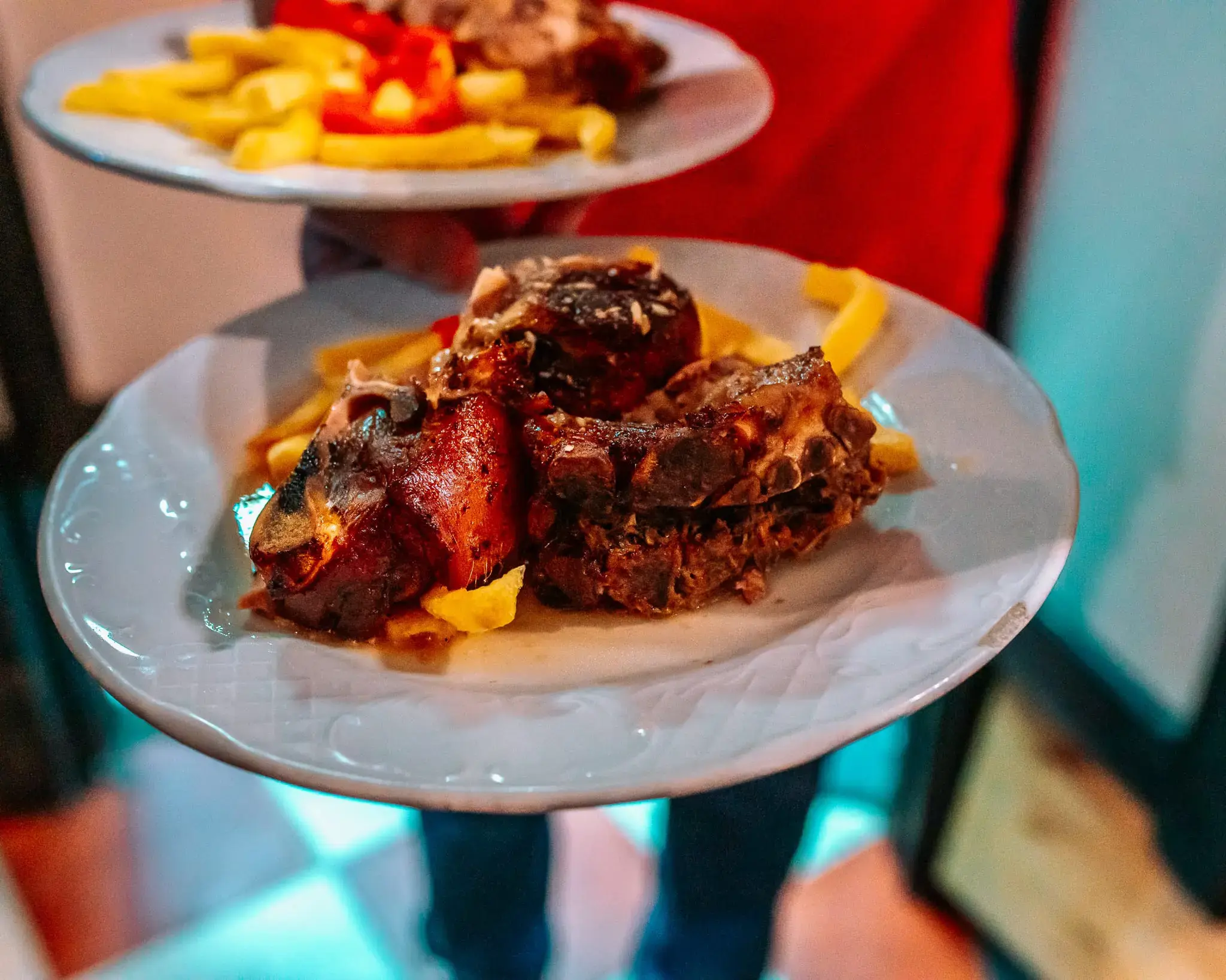 Plato de carne servido en La Iglesiona con patatas