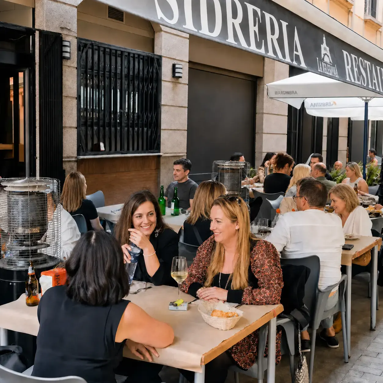 Terraza de La Iglesiona en Calle Begoña, Gijón, con comensales y sin elementos de obra